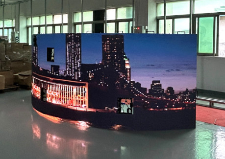Hoge precisie en naadloze splitsing gebogen verhuur LED-scherm voor tentoonstelling IP43